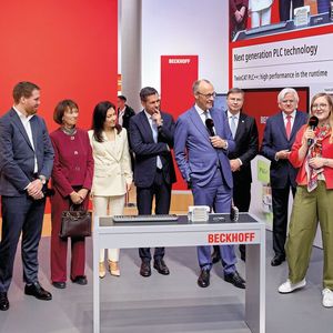 Besuch auf dem Beckhoff Messestand im Rahmen des Eröffnungsrundgangs des Bundeskanzlers auf der Hannover Messe 2026: Johannes Beckhoff (Produktmanagement, Beckhoff Automation), Charlotte Merz, Katherina Reiche (CDU, Bundesministerin für Wirtschaft und Energie), Olaf Lies (SPD, Ministerpräsident von Niedersachsen), Bundeskanzler Friedrich Merz (CDU), Valdis Dombrovskis (Kommissar für Wirtschaftlichkeit und Produktivität in der Europäischen Kommission), Hans Beckhoff (Geschäftsführender Gesellschafter von Beckhoff Automation) und Frederike Beckhoff (Corporate Development, Beckhoff Automation), (v. l. n. r.).(Bild:  Beckhoff Automation)