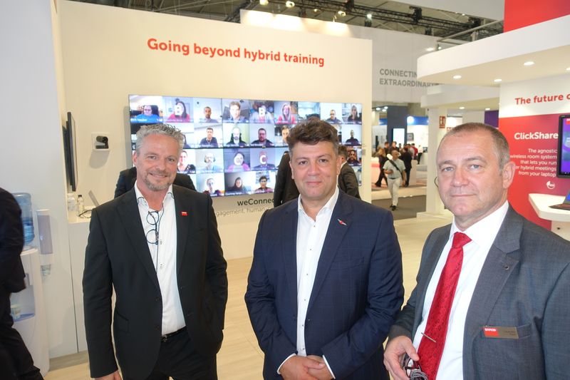 Leon ten Brundel, Raed Kaplan und Friedhelm Rook (v. l., BARCO) lieben die hybride Lösung zwischen Live und Streamen. (IT-BUSINESS)