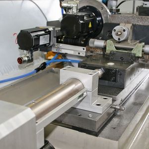 Durch den Austausch der hydropneumatischen Antriebe und der Umstieg auf digitale Steuerungs- und Antriebstechnik laufen die produktionstechnischen Prozesse einer Schleifmaschine deutlich effizienter ab.
