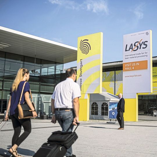 Perspektiven aufzeigen: Im persönlichen Erfahrungsaustausch können sich Besucher der Messe Lasys in Stuttgart über aktuelle Lasertechnologien und die künftige Entwicklung informieren. (Bild:  Messe Stuttgart)