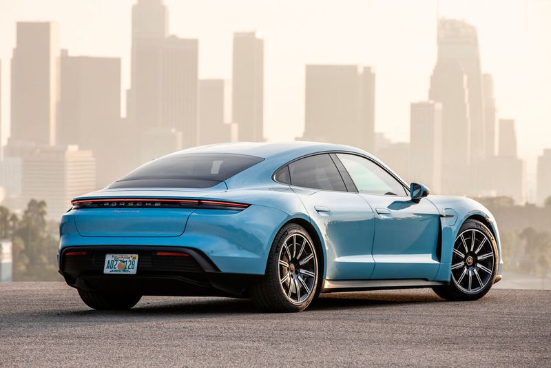 Die Basisversion des Porsche Taycan mit einem 79-kWh-Akku ist ab 105.607 Euro erhältlich.  (Porsche)