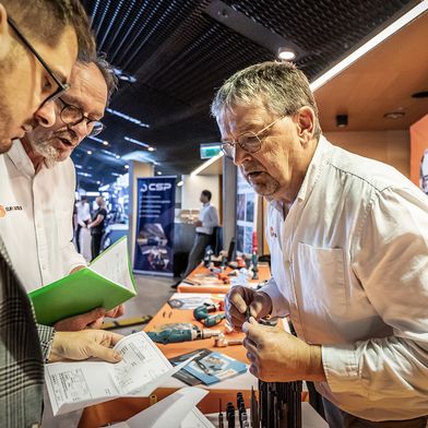 Mit der eigenen Problemstellung direkt zum Lösungsanbieter: Besucher nutzen den fachlichen Austausch auf der Schraubtec in Kattowitz. (Bild: Astashow Studio)