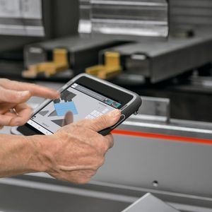 Die Bedienoberfläche By Vision Bending können Anwender auf Wunsch auch mit einem Tablet ansteuern. So lassen sich einzelne Parameter am Biegeprozess bequem verändern.