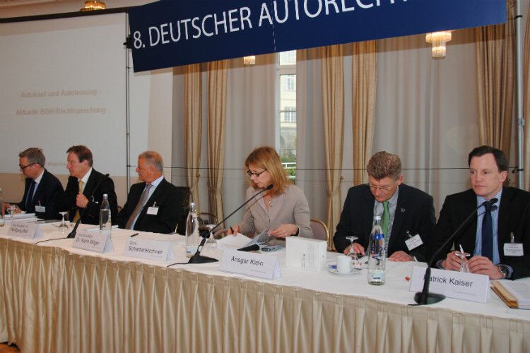 Podium beim 8. Deutschen Autorechtsrechtstag: (v.re.) Patrick Kaiser (ZDK), Ansgar Klein (BVfK), Silvia Schattenkirchner (ADAC), Wolfgang Ball (ehem. BGH-Richter), Kurt Reinking (Anwalt) und Ansgar Staudinger (Uni Bielefeld). (Foto: Baeuchle)