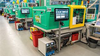 Produktionssteuerung: Der Maschinenpark der Kunststoffspritzerei des Hörgeräteherstellers ist mit eigens angebrachten 23 Zoll großen Touch-Displays ausgestattet. (Bild: Filemaker)