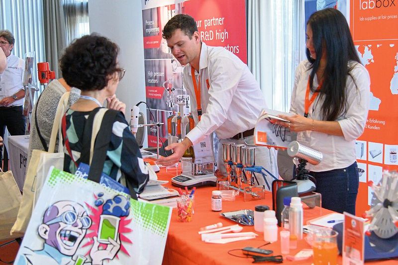 Die Aussteller waren stets für Fragen zur Stelle und erklärten ihre Produkte und Lösungen in aller Ausführlichkeit.   Mehr Infos zu den kommenden LAB-SUPPLY-Messen finden Sie auf www.lab-supply.info  (Bild: Stefan Stark)
