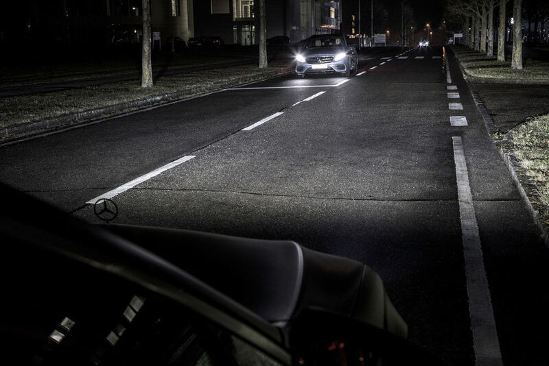 Daimler stellt mit seiner HD-Beamer-Technik eine weitere Entwicklungsstufe in der Lichttechnik vor. Diese beinhaltet etwa das Aussparen entgegenkommender Fahrzeuge, um deren Insassen nicht zu blenden. (Daimler)