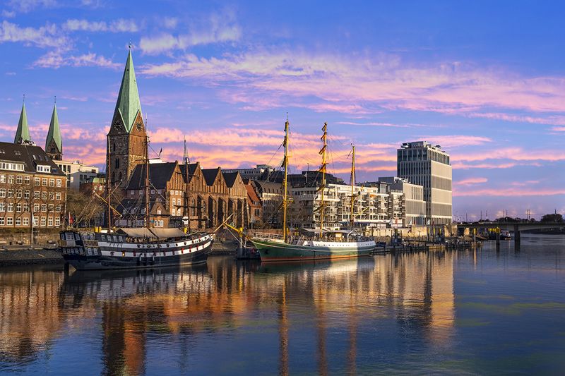 Die Grundlage für die eRechnung in der Freien Hansestadt Bremen ist das am 22. März 2018 in Kraft getretene Gesetz zur Förderung der elektronischen Verwaltung in Bremen in Verbindung mit der am 17. Juli 2018 verkündeten E-Rechnungs-Verordnung. Seit dem 27. November 2018 gilt eine Annahmeverpflichtung für XRechnungen bei den Gebietskörperschaften. Seit dem 27.11.2019 gilt diese Verpflichtung auch für alle übrigen öffentlichen Auftraggeber in Bremen und Bremerhaven. Von 27. November dieses Jahres an sind auch die Lieferanten der Öffentlichen Verwaltung verpflichtet, ihre Rechnungen im Standard XRechnung einzureichen. Das Land hat dafür das Bremer eRechnungsportal (zERIKA) eingerichtet. Unter www.e-rechnung.bremen.de finden sich alle wichtigen Infos zum Thema eRechnung. Außerdem besteht dort die Möglichkeit, ein Unternehmens- oder Behördenkonto anzulegen. Über dieses Konto können Rechnungen direkt im Standard XRechnung erfasst oder hochgeladen werden. Zudem kann dort auch eine aus einem anderen System erzeugte XRechnung einreicht werden. (Abbildung: Bremen) (pixelschoen - stock.adobe.com)