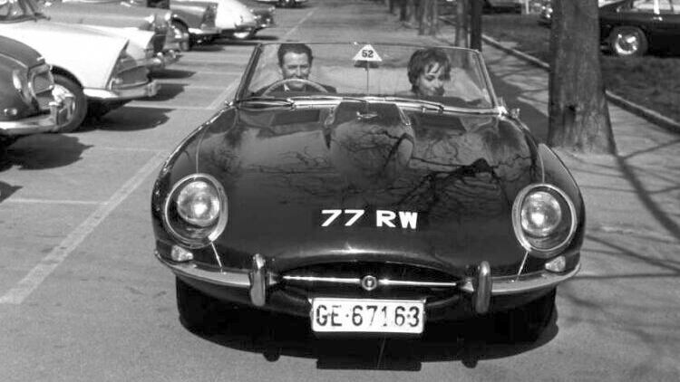 Bei der Einführung des E-Typs auf dem Genfer Autosalon im März 1961 dienten zwei Autos als Pressefahrzeuge. Eines davon war der „77 RW“, der erste offener Zweisitzer. 77 RW wurde später von „The Motor“ für den am 22. März 1961 veröffentlichten Straßentest verwendet und ist heute der älteste erhaltene offene E-Type.

 (Jaguar)