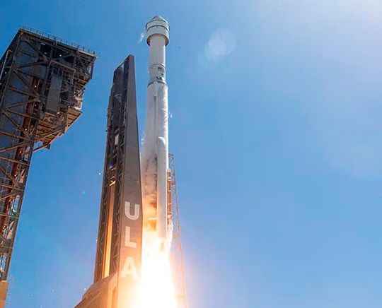 Einigermaßen erfolgreich Abgezischt! Hier sieht man den Start einer Rakete mit der der Starliner von Boeing jetzt zwei Astronauten zur ISS befördert hat. Doch das Unterfangen lief keineswegs ruckelfrei über die Bühne ...(Bild:  Nasa)