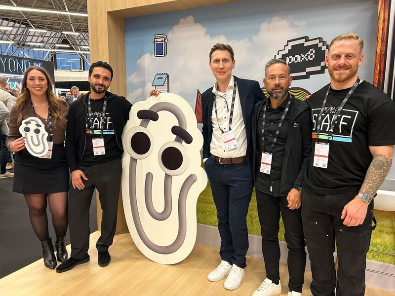 Kommt Karl Klammer etwa wieder groß raus? Man weiß es nicht, aber das Team von Pax8 mit (v. l.) Ashley Moretti, Tolunay Azer, Ray McGrath, Jeffrey de Jong und Evan Phillips haben dem Office-Assistenten eine Bühne gegeben.   (Bild: Vogel IT-Medien)