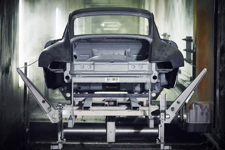 Zunächst bekam die Rohkarosse... (Bild: Porsche)