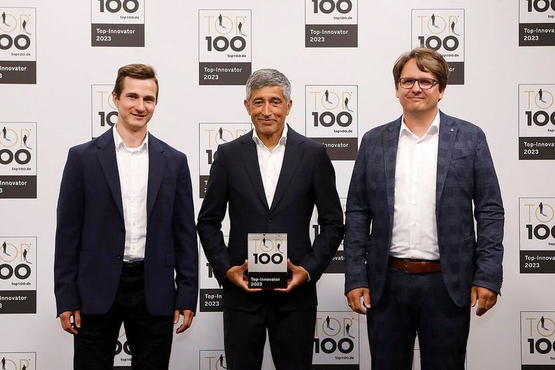 Bei Murata sind Mitarbeiter dazu angehalten, zwei Prozent ihrer Arbeitszeit in Trainings zu investieren. Mit den Weiterbildungen sollen auch neue Ideen entwickelt und gefördert werden. Laut eigenen Angaben sorgen innovative Verbesserungen der Produkte bei Murata Germany für etwa ein Drittel des Umsatzes. Von links: Markus Steiner (Young Professional), Christian Felsensteiner (Sales). (Bild: KD Busch/compamedia)