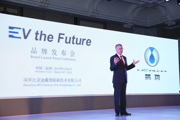 Ulrich Walker, Chairman & CEO Daimler Northeast Asia und Vorsitzender des BDNT-Direktoriums (Board of Directors) bei der Pressekonferenz zur Bekanntgabe der Marke DENZA in Shenzhen/China. (Bild: Daimler AG)
