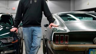 Sean Kiernan präsentiert den Original-Ford-Mustang aus dem Blockbuster „Bullitt“ auf dem Goodwood Festival of Speed. (obs/Ford-Werke GmbH)