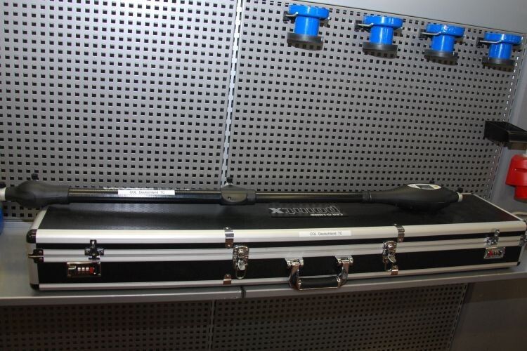 Für den Transport des Messstabs und der zusätzlichen Kleinteile gibt es einen stabilen Koffer. (Foto: Holz)