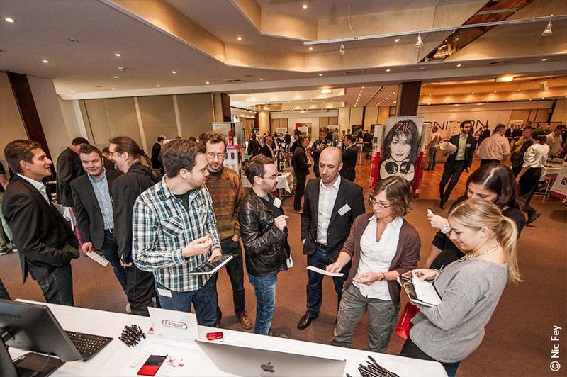 Schon kurz nach der Eröffnung strömten die Teilnehmer in den Ausstellungsbereich. (CPN IT-Verbundgruppe)