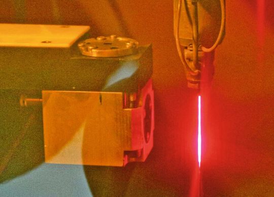 Der Angriff auf den Todesstern? Nein! Sondern mit ausgeklügelter Sensorik verbesserte Hochpräzisionsbearbeitung mit dem wasserstrahlgeführten Laser (LMJ-Verfahren), wie sie das Schweizer Unternehmen Synova geschafft hat.(Bild:  Synova)