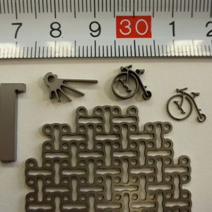 Diverse Mikrostrukturen, die mit der Microcut MJ von STM Waterjet jetzt auch in Massenproduktion präzise gefertigt werde können, wie es heißt.
