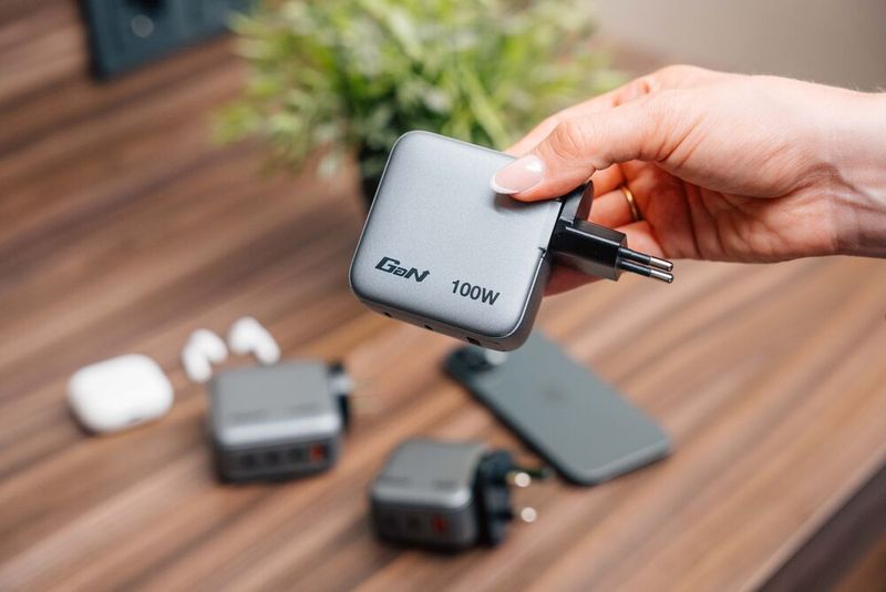 Die mit einem Display ausgestatteten GaN-Charger von Verbatim kommen mit Ladeleistungen von 65, 70, 100 und 140 Watt auf den Markt. Das 100-Watt-Modell zählt zu den kleinsten Ladegeräten seiner Leistungsklasse.  (Bild: Verbatim)