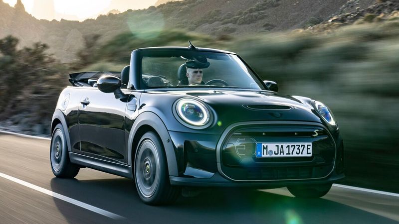 Nachdem Mini viel Zuspruch für das Einzelstück eines auf Elektroantrieb umgerüsteten Cabrios geerntet hat, haben die Briten aus der BMW-Familie immerhin 999 E-Modellen das Dach abgeschnitten. (Bild: Bernhard Filser)