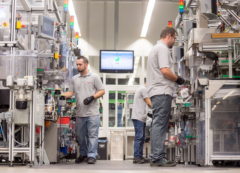 Im Bosch-Werk in Stuttgart-Feuerbach werden die Mitarbeiter durch die vernetzte Technik stets bestmöglich über den Zustand der Maschinen informiert. Auf dieser Basis können sie unter anderem zur Verbesserung von Taktzeiten beitragen. Dies hilft dabei, die Wettbewerbsfähigkeit zu stärken. (Bosch)