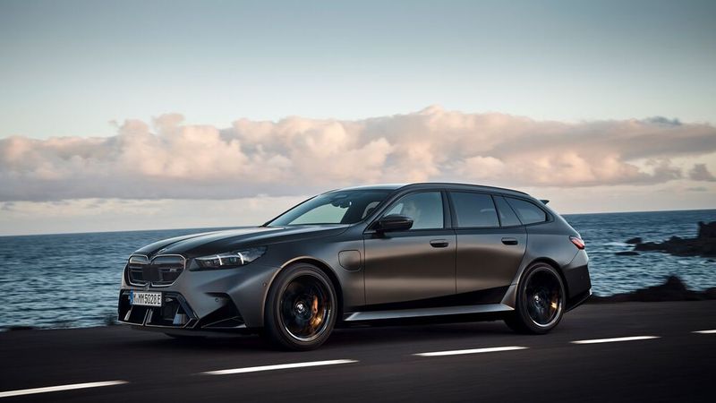 Der neue BMW 5er Touring wird im November 2024 auch mit Vierzylinder-Ottomotor mit 48-Volt-Mild-Hybrid-Technologie zu haben sein. (Bild: BMW Group)