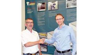 Ulrich Meeh (links) und Matthias Burtscher von Längle vereinbaren die Partnerschaft. (Bild: Meeh)