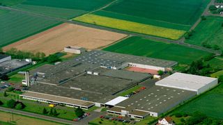 Im Lager in Wenkbach werden mit LFS über 670.000 Reißverschlussvarianten verwaltet. (YKK)