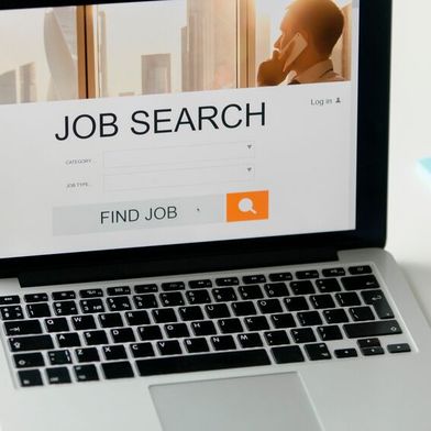 Wer auf der Suche nach einem neuen Job ist, bevorzugt eindeutige und zuverlässige Aussagen zum neuen Tätigkeitsfeld. Das ist nur einer von mehreren wichtigen Punkten, die Arbeitgeber bei der Formulierung von Stellenanzeigen beachten sollten. (Bild: yanalya - freepik.com)