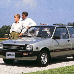 Mit dem Swift präsentiert Suzuki 1984 einen Kleinwagen, der deutlich kompakter auftrat als der filigrane Alto. Ab 10.495 D-Mark war die erste Modellgeneration zu haben. Einziges bestellbares Extra des serienmäßig überaus umfangreich bestückten Stadtflitzers ist eine Metalliclackierung für 295 D-Mark. Weitere Kaufargumente, die den Swift schnell in die 1984er-Zulassungshitlisten führen: 141 bis 163 Stundenkilometer in der Spitze, 50 bis 68 PS. Ab 1986 leistet die stärkste Version stramme 74 kW/101 PS und prescht als GTi beziehungsweise GXi getaufter 16-Ventiler mit 185 Sachen über die Autobahnen.(Bild:  Suzuki)