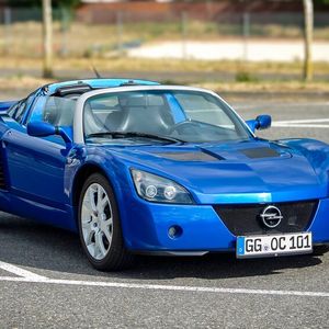Erdacht wurde der Speedster, als General Motors und Lotus noch einmal kurz Blutsbrüderschaft schlossen. Im März 1999 wurde er auf dem Genfer Auto-Salon vorgestellt. Der erste Speedster verließ im März 2001 die Werkshallen Hethel. In der ebenfalls aus dem Jahre 2001 stammenden Filmkomödie Viktor Vogel war der Speedster Thema der Handlung, was Opel in seiner Hauszeitschrift Start (Ausgabe 01/2001) zur Vermarktung nutzte.(Bild:  Dani Heye)