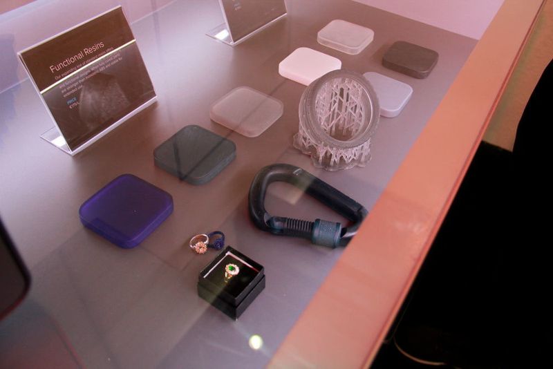 Form-2-Bauteile, die zum Teil beträchtliche Lasten aushalten, wie der große Karabinierhaken. Aber auch filigrane Designobjekte, wie Schmuck oderr Implantat-Prototypen sind mit dem Schreibtisch-Drucker von Formlabs leicht zu fertigen. (Bild: Königsreuther)