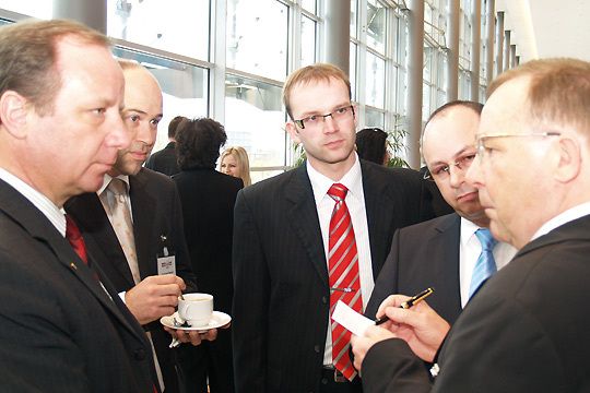 Günter Schnatz, Geschäftsführer Honda Deutschland, (re.) gratuliert dem Autohaus Schmidt noch einmal zu einem guten dritten Platz. (Archiv: Vogel Business Media)