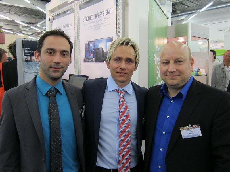 Volkan Yigit und Dennis Schellhase, Synology, und Frank Gerich, Ingram Micro             (Bild: IT-BUSINESS)