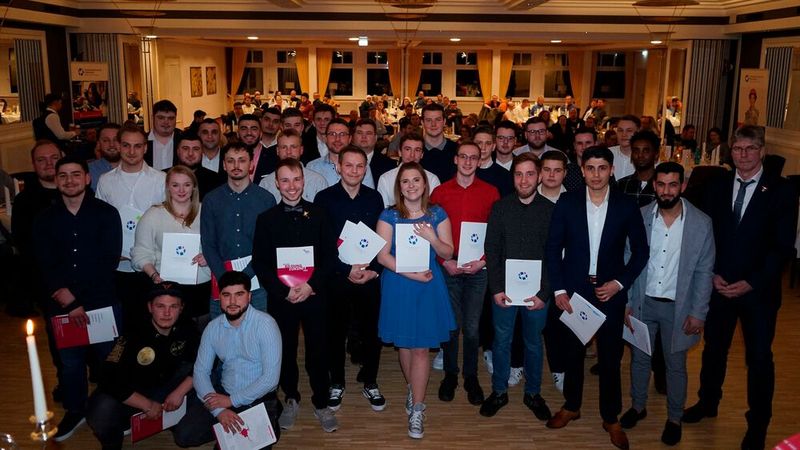 36 Kfz-Mechatroniker sprach Obermeister Jörg Kretschmann von der Innung Segeberg im Vitalia Seehotel in Bad Segeberg feierlich frei. Kretschmann gratulierte den Junggesellen, wünschte ihnen Mut und betonte die Bedeutung ihres ehrbaren Handwerks: „Autos gehen kaputt und Arbeit ist genug da. Lassen Sie sich nicht zum Murksen verleiten, der Kunde wird es Ihnen danken. Haben Sie Mut und trauen Sie sich etwas zu! Sie verstehen Ihr Handwerk. Auf Sie kann man sich verlassen – Klookschieter gibt es schon genug.“ Er dankte zudem den Lehrern und Betrieben, ohne deren Ausbildungsbereitschaft dem Fachkräftemangel nicht entgegengesteuert werden könne. (Bild: Kfz-Innung Segeberg)