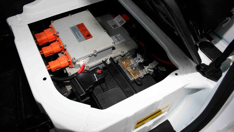 Für den Standardakku gibt Ari Reichweite von 120 bis 180 Kilometer an, mit der größeren 23,5-kWh-Batterie (plus 2500 Euro netto) zeigte uns der Bordcomputer bei Temperaturen um den Gefrierpunkt rund 215 Kilometer an. (Bild: Ari Motors via Autoren-Union Mobilität)
