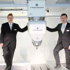 Christian Zierhut (l.) und Hartmut Kälberer, Mitglieder der Zimmermann-Geschäftsleitung, im Arbeitsraum der neuen Portalfräsmaschine.