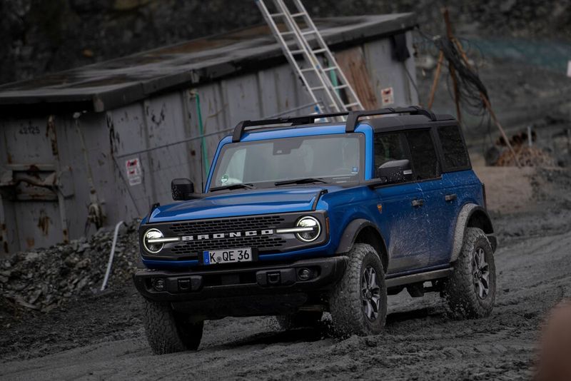 Die Designer haben gekonnt die Optik des legendären Bronco der 1960er- und 1970er-Jahre in die Neuzeit übersetzt. Das ist gut gelungen, inklusive Zitaten, wie den runden Leuchten und der steil stehenden Scheibe. (Bild: Ford)