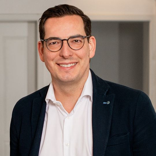 (Dr. Dominik Benner ist CEO von The Platform Group. (Bild: The Platform Group GmbH))