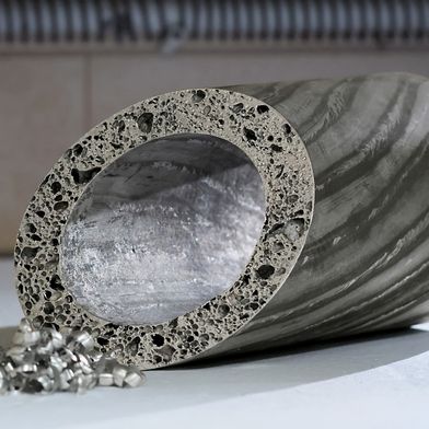 Forschende des Fraunhofer IWU untersuchen, wie sich Aluminiumspäne, Produktionsreste und ausgediente Aluminiumschaumbauteile zu neuen Leichtbauwerkstoffen verarbeiten lassen. (Bild: Fraunhofer IWU)