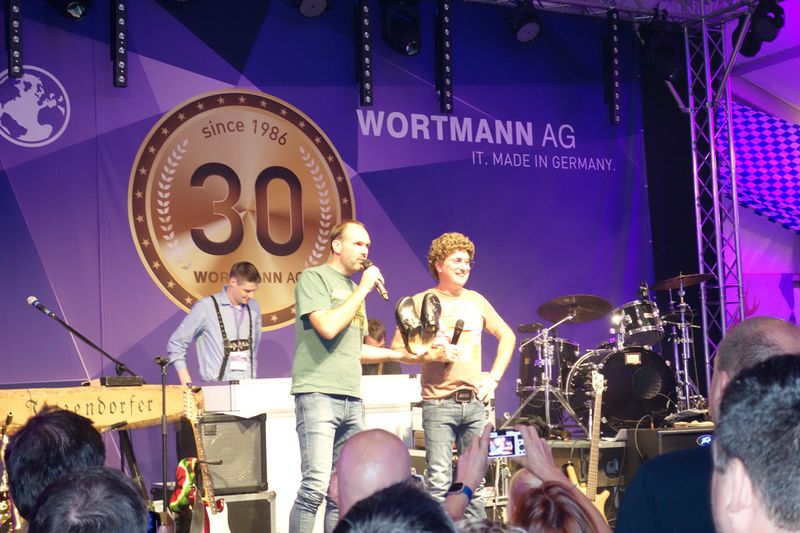 Sven Öpping, Wortmann, und Atze verlosen 1 Paar signierte Latschen. (Bild: IT-BUSINESS)