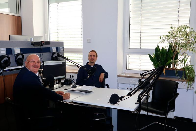 „Wenn man ein Upscaling hat, wäre es natürlich schön, eine lineare Funktion der Messtechnik zu haben - das ist aber leider nicht so“, berichtet Jens Hundrieser (li.) im Gespräch mit PROCESS-Redakteur Dominik Stephan. (Bild: PROCESS / Kempf)