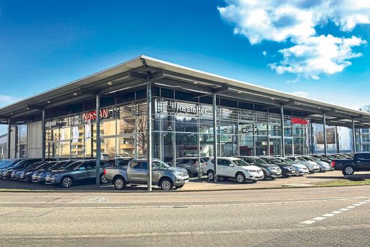 Am Standort Freiburg verkauft die Autohausgruppe Rastetter Fahrzeuge der Marke Nissan.(Bild:  Autohaus Rastetter)