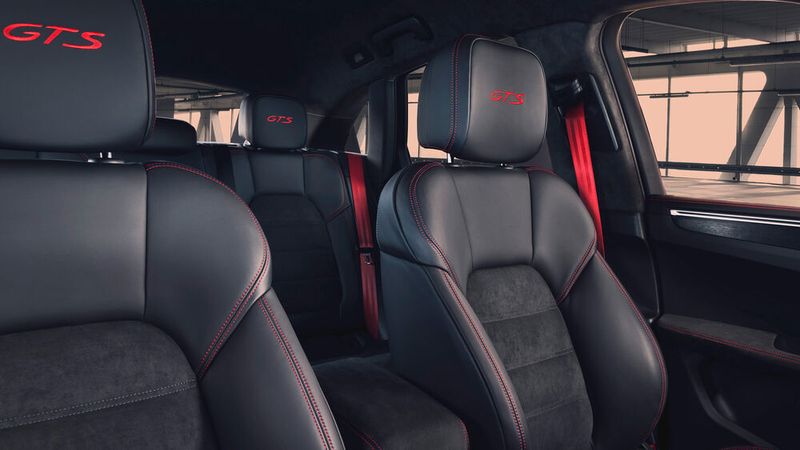 Der Innenraum des Macan GTS wurde mit Alcantara-Leder sowie mit Sportsitzen und roten Akzenten aufgewertet.   (Porsche)