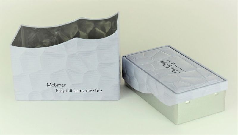 Die Verpackung des Elbphilharmonie-Tees ist an das namengebende Wahrzeichen angelehnt. Die Weißblechdose ist zu 100 Prozent recycelbar. Eingereicht durch ADV PAX Lutec. (Deutsches Verpackungsinstitut e. V. )