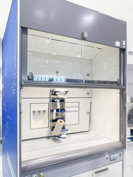 Better Basics Laborbedarf - Die Produktfamilie “SmartIntegrate” optimiert Ihren Arbeitsplatz, spart 80% Platz am Laborarbeitsplatz durch effiziente Aufbewahrung von Arbeitsmitteln, steigert die Effizienz um 30% und verbessert den Arbeitsschutz. Die Produkte und das Konzept der SmartIntegrate Produktfamilie integrieren sich nahtlos in bestehende Laborinfrastrukturen und bieten höchste Flexibilität sowie individuelle Konfigurationsmöglichkeiten.  (Bild: Better Basics Laborbedarf GmbH)