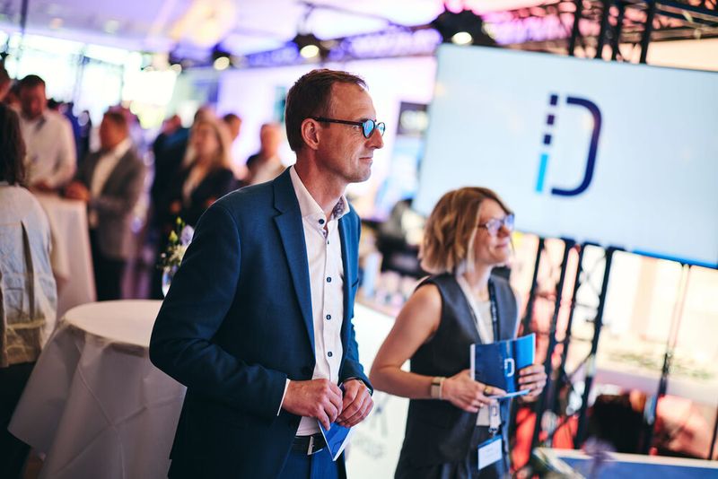 Minister und Chef der Staatskanzlei Schleswig-Holstein, Dirk Schrödter, mit Alisa Ehrk, Managing Director der Dierck Group, beim Rundgang auf der Messe. (Bild: Dierck Group/fabianfruehling.de)