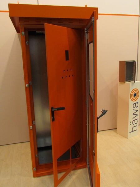 Weg C beschreibt Schränke, die Häwa nach Designvorgaben der Kunden individuell umsetzt. Dieser Schaltschrank für die Außenaufstellung von mobilen Pumpen-Stationen ist beispielsweise mit einer Doppeltür (außen/innen), einem speziellen schrägen Regendach mit Schutzgitter, einem stabilen Sockel , einer Tür mit Plexiglas und dem Nema 3R Filterlüfter ausgestattet. Lackiert ist der Schrank nach Kundenangaben im Farbton RAL 2010 (orange). (Bild: s. häuslein/konstruktionspraxis)