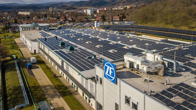 ZF hat sein Werk im tschechischen Klášterec zur Null-Emissionsfabrik umgerüstet. Der Betriebsrat befürchtet, dass der Zulieferer viele Arbeitsplätze nach Osteuropa verlagern wird.(Bild:  ZF)